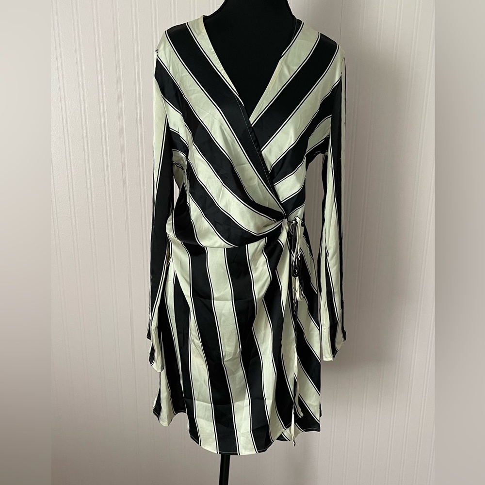 H & M satin NWT bathrobe medium lightweight striped tie waist black cover up‎